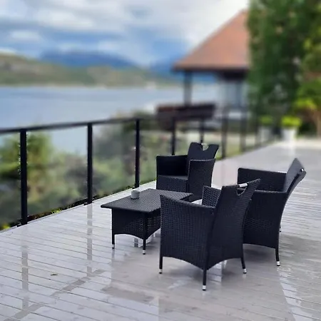 Villa Fjord View In Centre With Parking