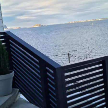 Villa Fjord View In Centre With Parking *