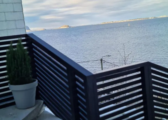 Villa Fjord View In Centre With Parking *